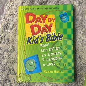 Day by Day Kid's Bible - Green